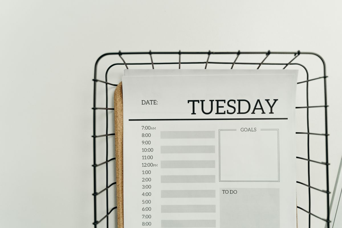 Photo by cottonbro studio on Pexels Draufsicht auf einen minimalistischen Dienstagsplaner auf einem Drahtkorb zur Organisation und Terminplanung. - Foto von Cottonbro Studio auf Pexels