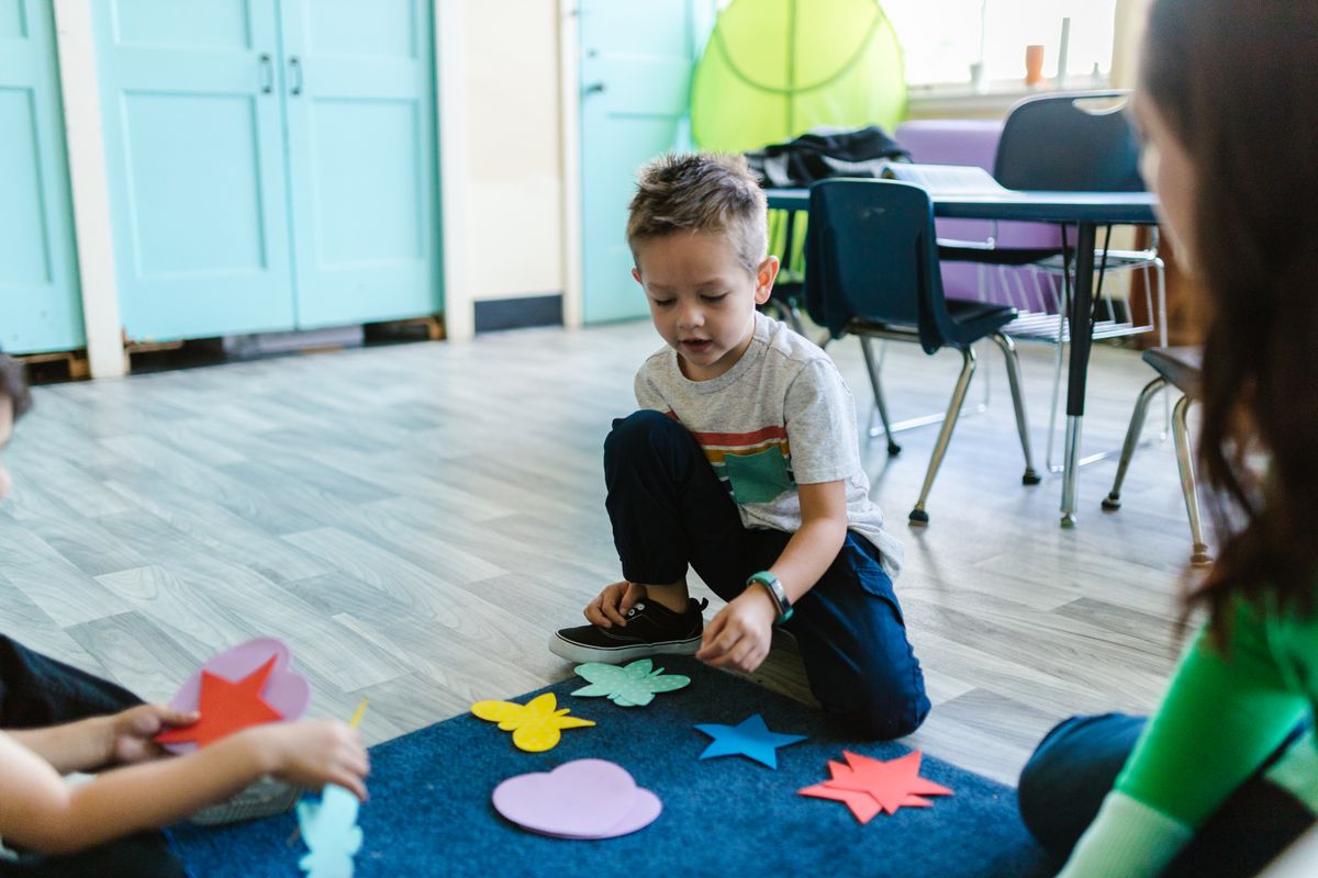 Los niños participan en un aprendizaje interactivo con formas coloridas en un aula de jardín de infantes. - Foto del proyecto RDNE Stock en Pexels