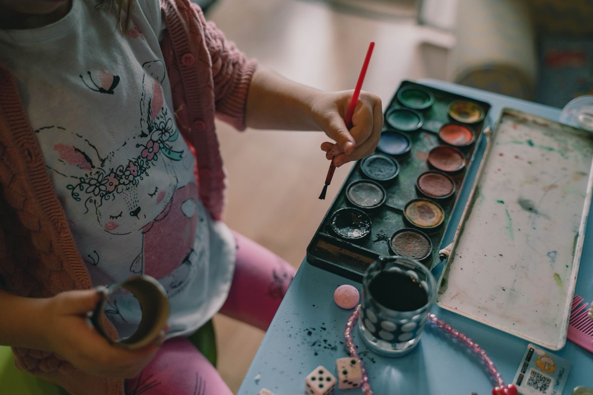Un niño pequeño pintando con acuarelas, vistiendo una linda camisa estampada y practicando arte creativo en casa. - Foto de Vladimir Srajber en Pexels