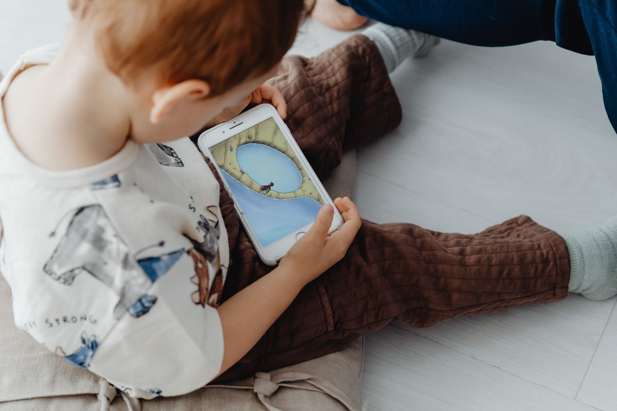 Photo by www.kaboompics.com on Pexels A young child using a phone indoors - Photo by www.kaboompics.com on Pexels